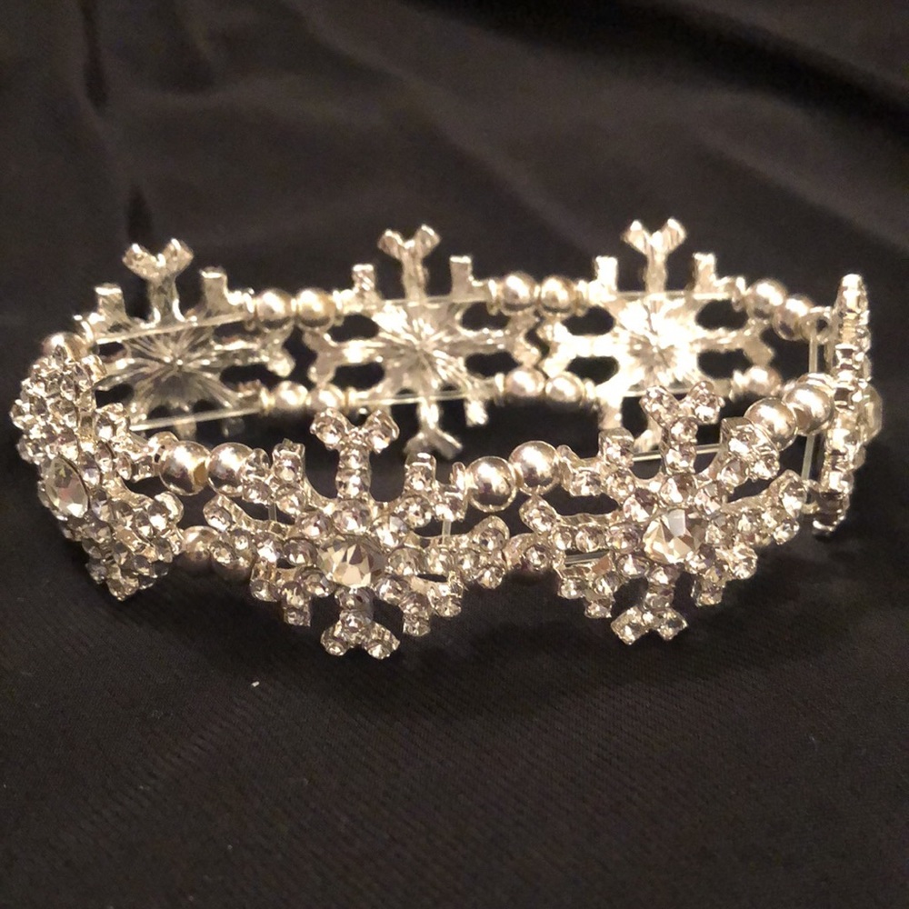 ❄️ Stretch Rhinestone Snowflake Bracelet ❄️ - Picture 2 of 3